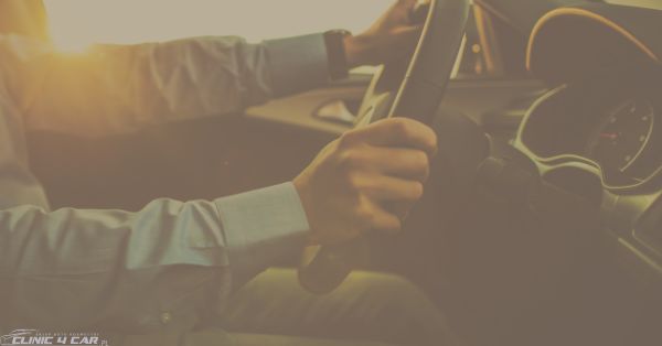 Prezent dla fana motoryzacji – pomysły, które wywołają emocje na pełnym gazie